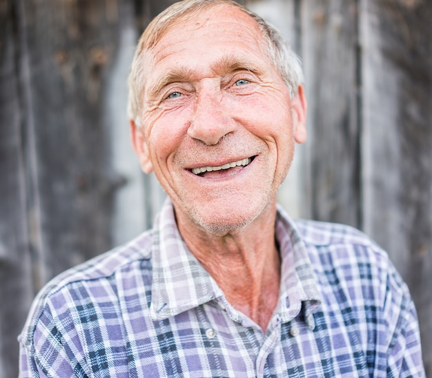 Feliz sonriente anciano retrato de hombre mayor