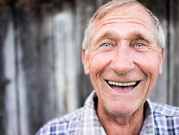 Feliz sonriente anciano retrato de hombre mayor