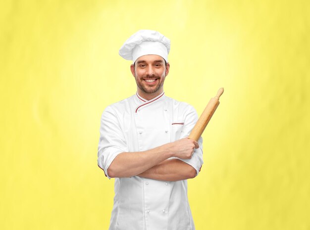 feliz sonriente cocinero masculino o panadero con rodillo