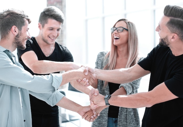 Feliz sonriente equipo de negocios de pie en una fila en la oficina