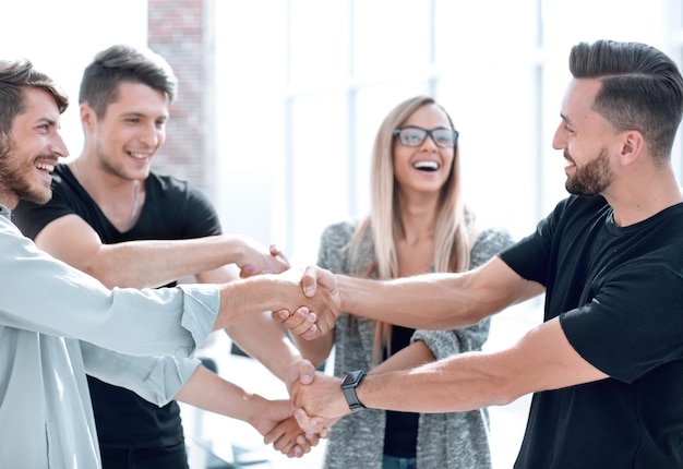 Feliz sonriente equipo de negocios de pie en una fila en la oficina