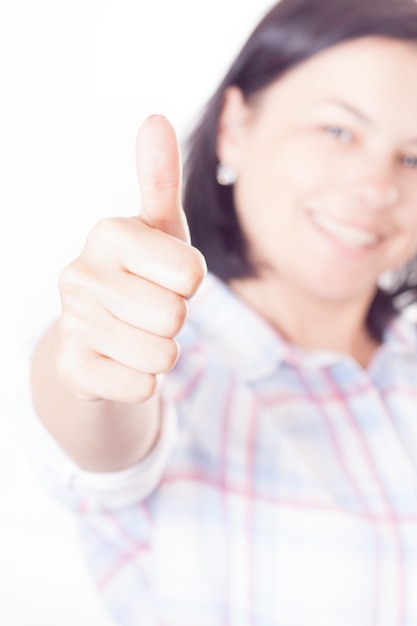 Foto feliz sonriente hermosa joven mostrando el pulgar hacia arriba sobre un fondo blanco.