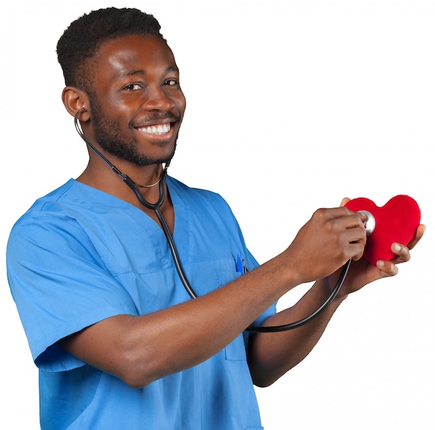 Feliz sonriente hombre médico con estetoscopio con corazón