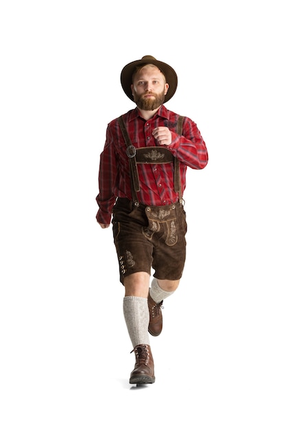 Feliz sonriente hombre vestido con traje tradicional bávaro con comida festiva. Celebración, oktoberfest, concepto de festival. Copie el espacio para el anuncio