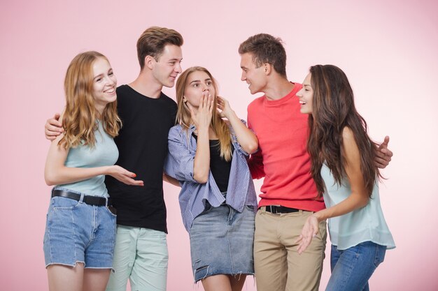 Feliz sonriente joven grupo de amigos parados juntos hablando y riendo Mejores amigos