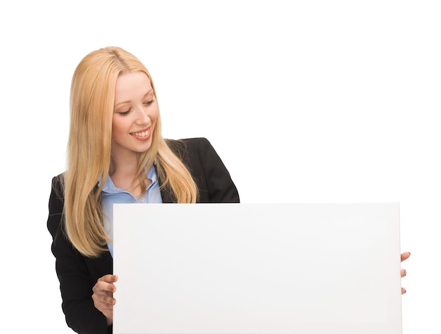 feliz, sonriente, mujer de negocios, con, blanco, tablero en blanco