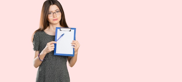 Feliz sonriente mujer de negocios hermosa joven con portapapeles