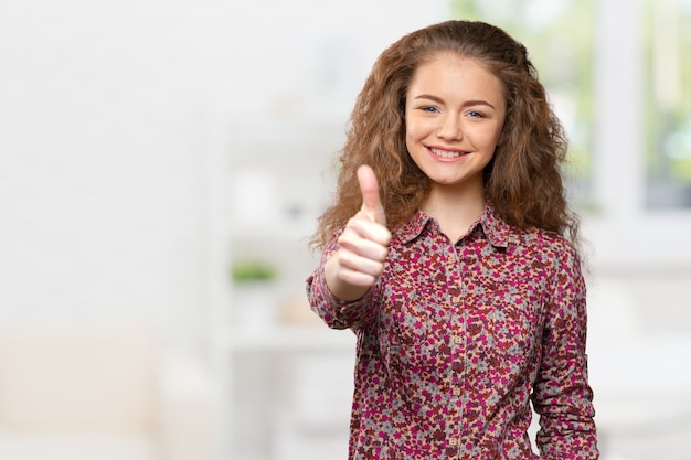 Feliz sonriente mujer de negocios con signo de mano bien