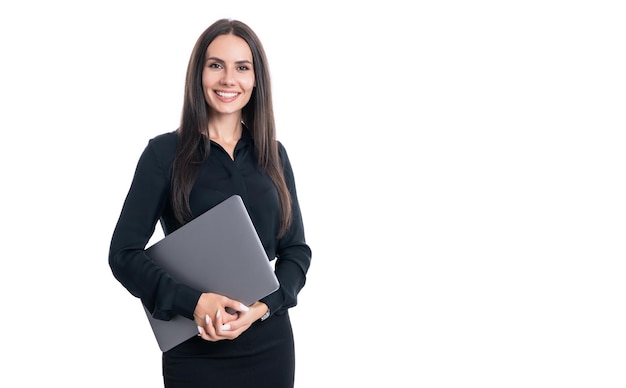 Feliz sonriente mujer profesional empresaria ceo jefe asistente de gerente sosteniendo portátil en ropa formal
