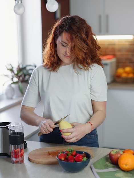 Foto feliz sonriente mujer sana preparar batido