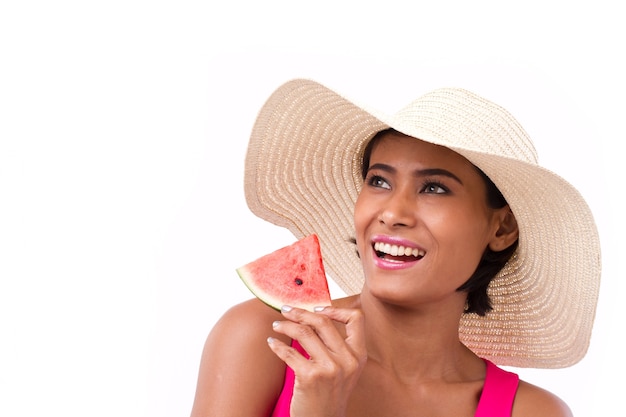 Feliz, sonriente mujer con sandía, buscando en el espacio en blanco