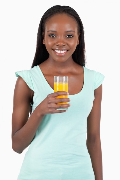 Feliz sonriente mujer con un vaso de jugo de naranja