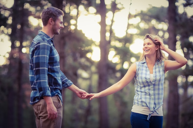 Feliz sonriente pareja bailando