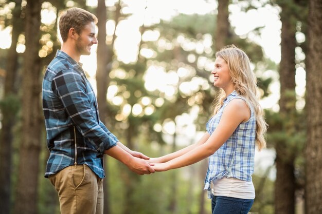 Feliz sonriente pareja cogidos de la mano