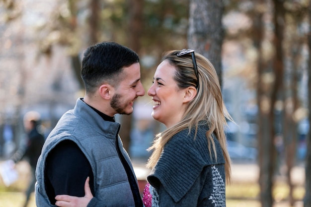 Feliz y sonriente pareja enamorada