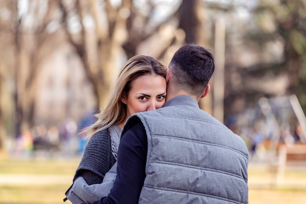 Feliz y sonriente pareja enamorada