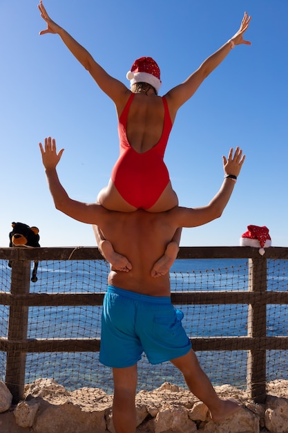 Feliz sonriente pareja de enamorados celebran la Navidad y el año nuevo en el Mar Rojo.