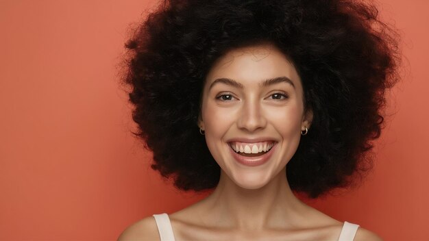 Foto feliz sonrisa en el rostro de una atractiva modelo con un tono de piel rico en melanina vibrante belleza afro