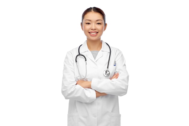 feliz sorridente asiática mulher médico em casaco branco