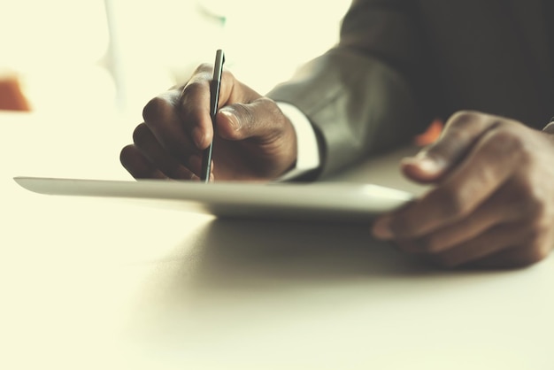 Feliz sorridente empresário afro-americano bem-sucedido de terno em um escritório moderno e brilhante dentro de casa