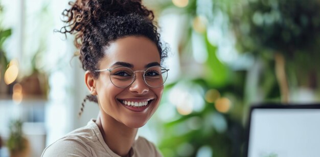 Feliz sorridente jovem profissional sorrindo em seu computador