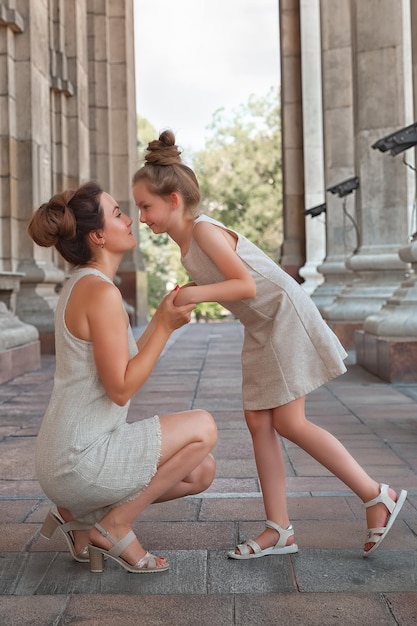 Feliz sorridente mãe com uma filha filha em um dia ensolarado de verão