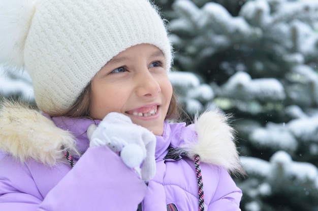 Feliz sorridente menina posando ao ar livre no inverno