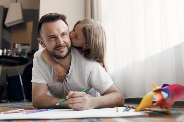 Feliz sorridente pai e sua filha em casa