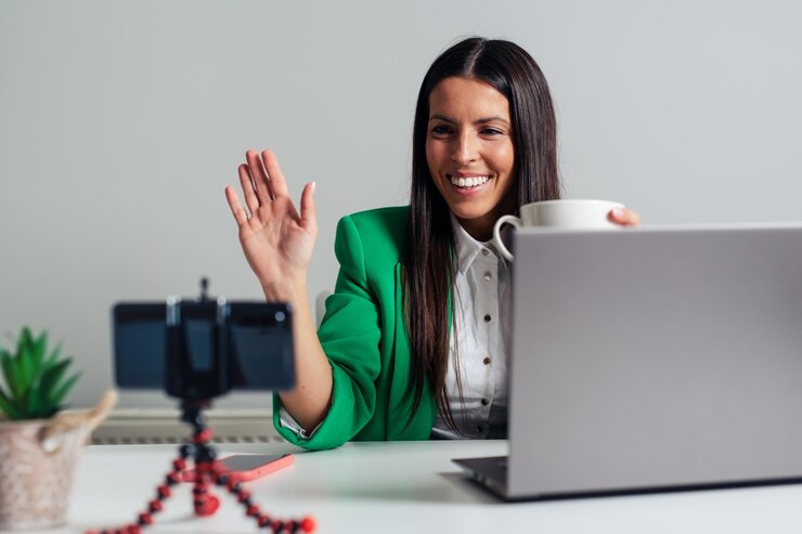 Feliz sorridente trabalhadora on-line remota com laptop