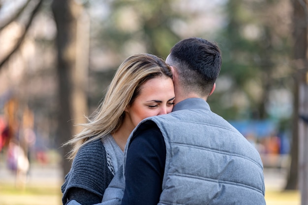 Feliz sorrindo casal apaixonado