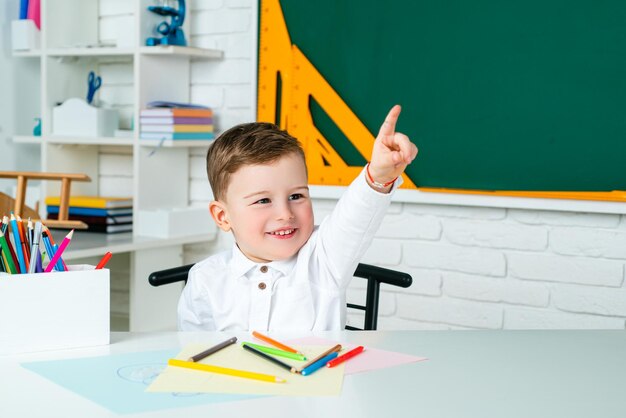 Feliz sorrindo Junior com o polegar para cima está indo para a escola pela primeira vez Aprendizagem do ensino fundamental e conceito de crianças Conceito de educação em casa