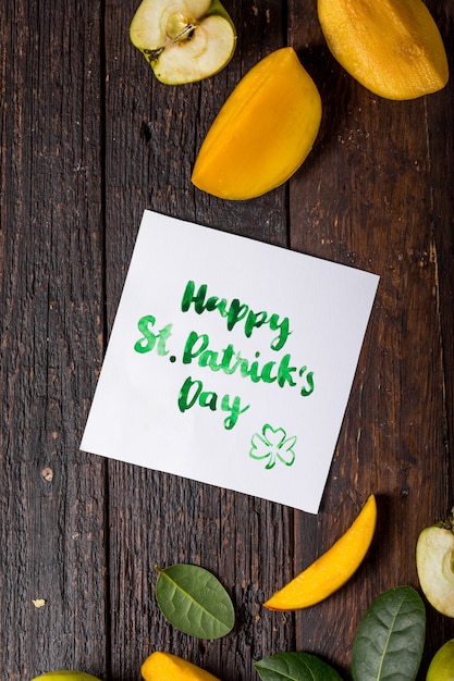 Foto feliz st. tarjeta del día de patrick con comida y trébol de la suerte