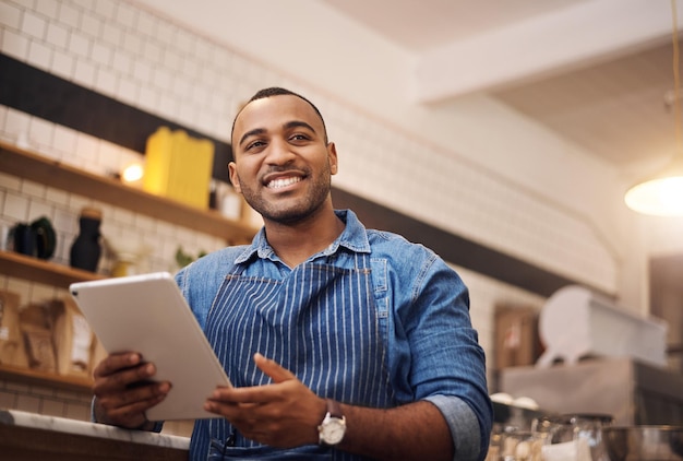 Feliz tablet e garçom com homem no café para empreendedorismo online e startup de tecnologia africana e indústria de alimentos com pequeno empresário em restaurante para rede de baristas e cafeteria