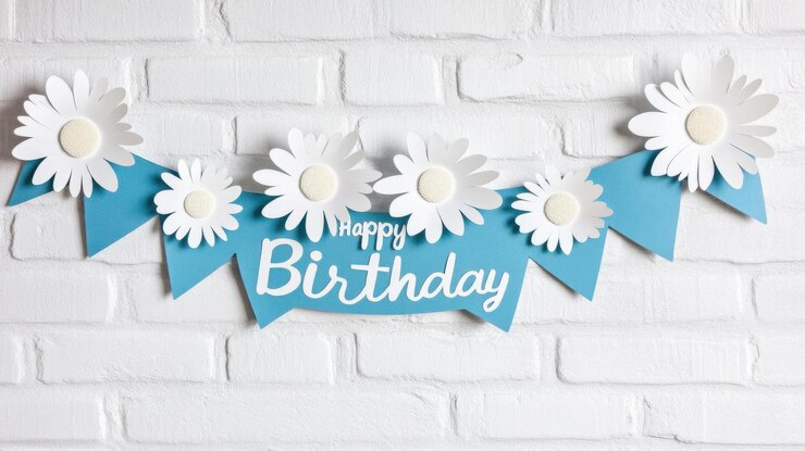 Feliz tarjeta de cumpleaños con flores de papel blanco en un fondo de pared de ladrillo blanco