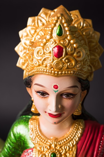 Feliz tarjeta de felicitación de Diwali - Hermoso ídolo de arcilla de la diosa hindú Lakshmi o Laxmi, enfoque selectivo