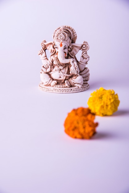 Feliz tarjeta de felicitación de Ganesh Chaturthi con fotografía de Lord ganapati Idol o dios Elephand de la religión hindú