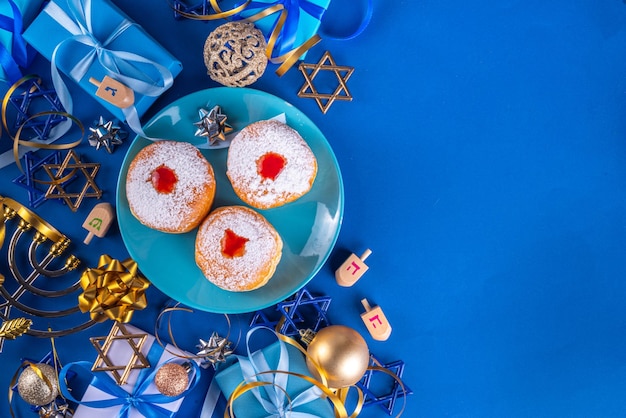 Feliz tarjeta de felicitación de Hanukkah fondo fiesta de Año Nuevo judío plano con símbolos tradicionales de la fiesta de hanukkah menorah rosquillas y decoraciones copiar espacio
