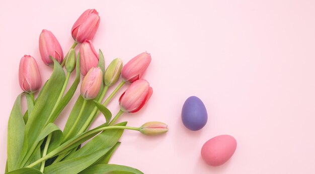 Feliz tarjeta de felicitación de Pascua Huevo de color pastel y flor de tulipán en rosa Celebración de vacaciones de primavera