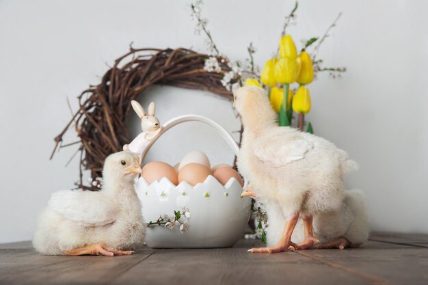 Feliz tarjeta de felicitación de Pascua Huevos de gallina Corona de primavera Árboles en flor
