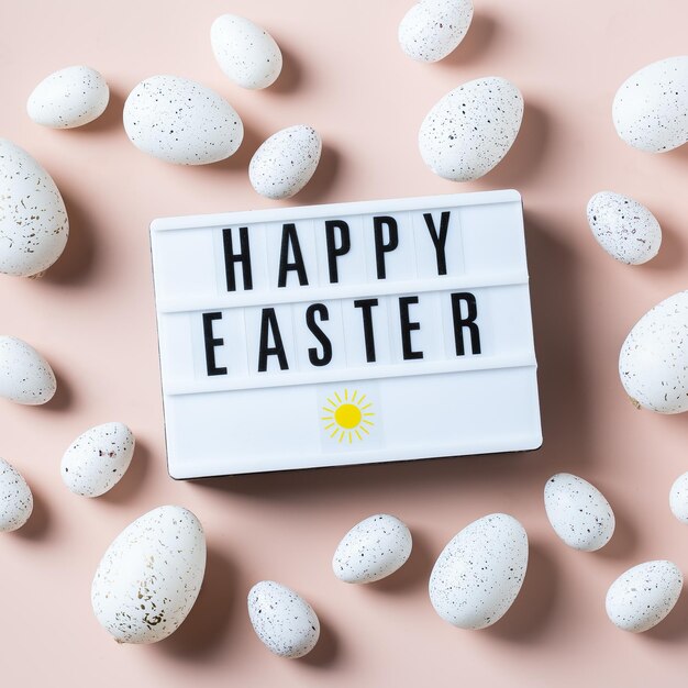 Feliz tarjeta de felicitación de Pascua con huevos sobre fondo rosa