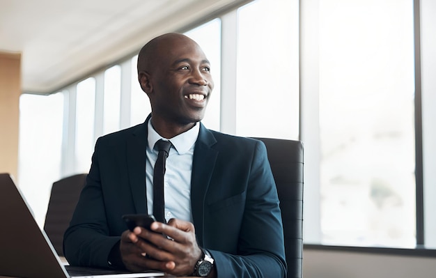 Feliz teléfono y visión con hombre negro en la oficina para la misión corporativa y la conexión
