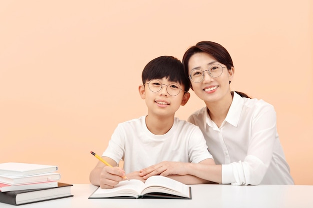 Feliz tempo de aprendizagem Um aluno estudando alegremente com um professor ou mãe com um sorriso brilhante