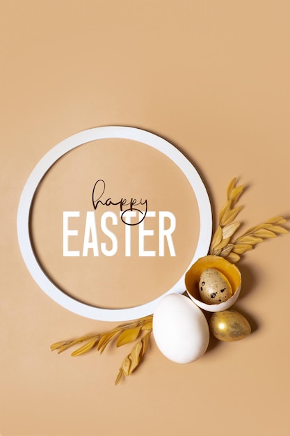 Feliz texto de Pascua con composición de ramitas y huevos Tarjeta de felicitación de Pascua formato vertical