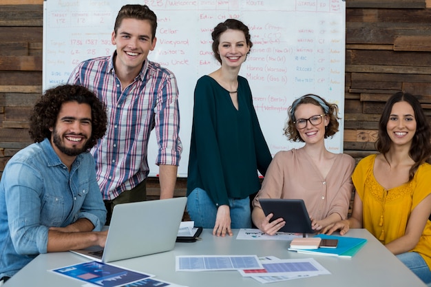 Feliz trabajo en equipo trabajando en un proyecto