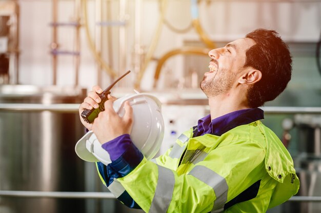 Feliz trabalhador engenheiro grito feliz mais emocionante por boas notícias ou aumento de salário.