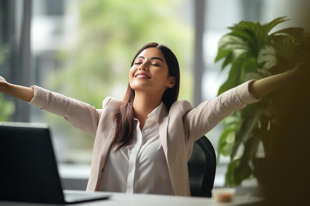 Foto feliz tranquila mujer de negocios empleada tomar un descanso en el trabajo relajarse sentarse en una silla ergonómica en el escritorio de la oficina