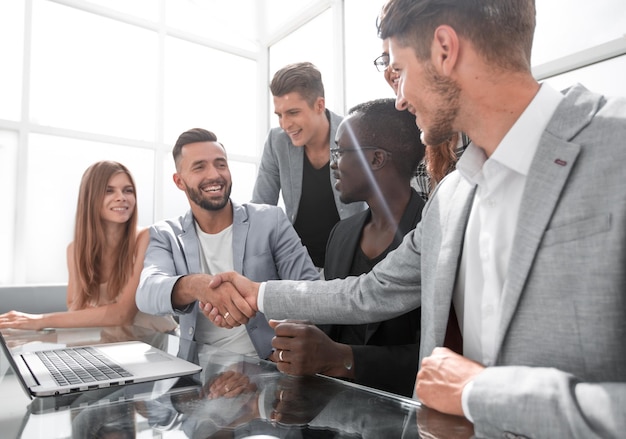 Foto feliz por tu grupo de personas alegres que trabajan en la oficina