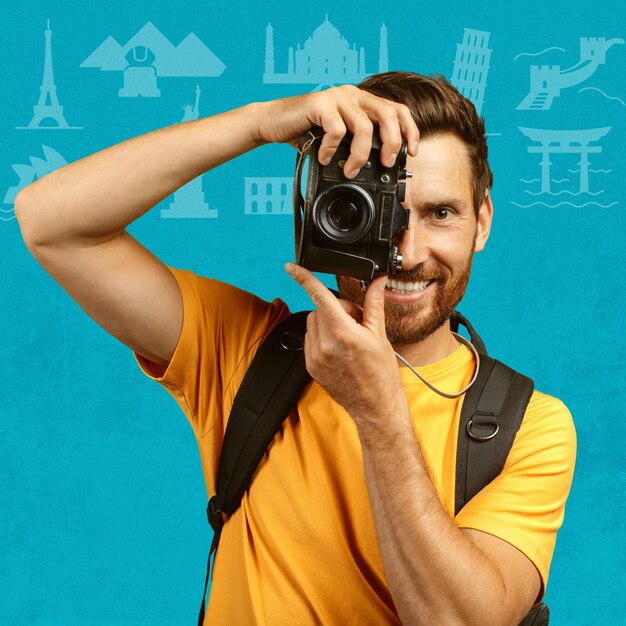 Feliz turista europeu milenar com barba com mochila faz foto na câmera