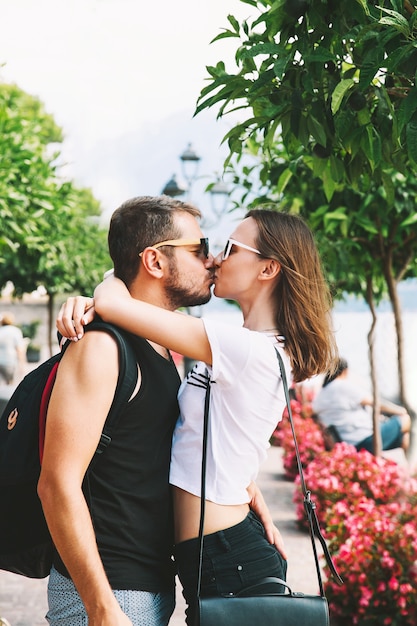 Feliz turista jovem casal de namorados se beijando no Lago de Garda Itália Europa
