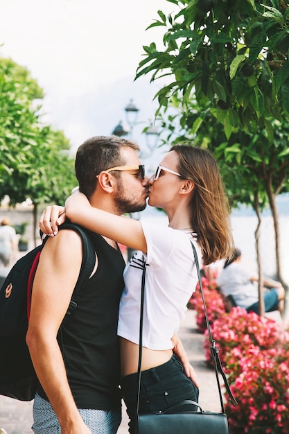 Feliz turista jovem casal de namorados se beijando no lago de garda itália europa